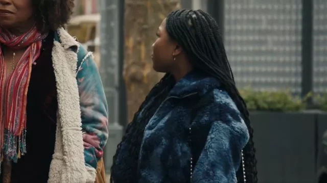 Chaqueta Sherpa de Urban Outfitters Olivia Tie Dye usada por Delilah (Laya DeLeon Hayes) como se ve en The Equalizer (S03E10)