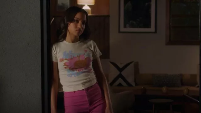 Urban Outfitters Believers and Dreamers Baby Tee-shirt porté par May Grant (Corinne Massiah) vu dans 9-1-1 (S06E10)
