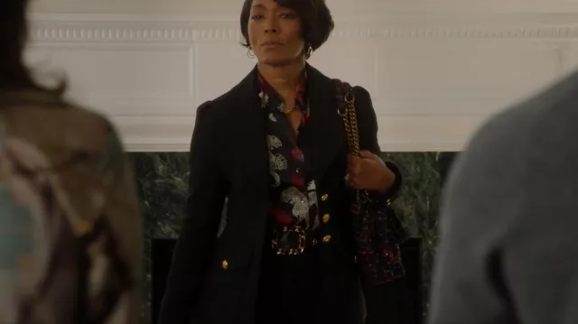 Cinturón de cuero Chanel usado por Athena Grant (Angela Bassett) como se ve en 9-1-1 (S06E10)