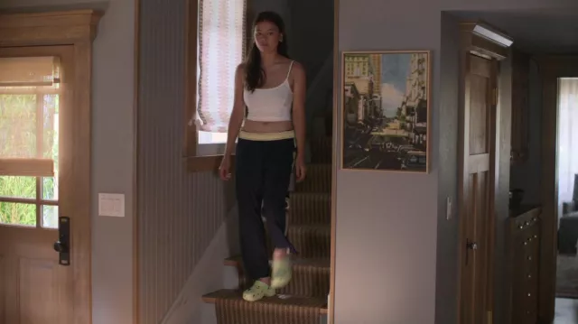 Zuecos de Crocs usados por Alice (Lukita Maxwell) como se ve en Shrinking  (S01E07) | Spotern