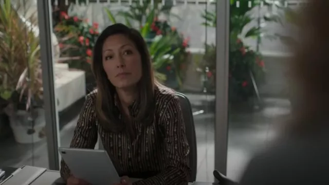 Sandro Chiquita Chemise en soie à imprimé floral portée par le Dr Audrey Lim (Christina Chang) vue dans The Good Doctor (S06E15)