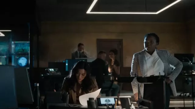 Theory Classic Chemise ajustée Groseille portée par Emma Hill (Catherine Haena Kim) vue dans The Company You Keep (S01E03)