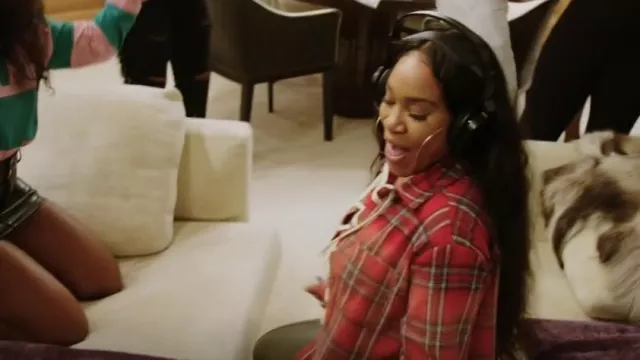 Maison de Tinkas Preston Flanelle portée par Arianna vue dans Below Deck Adventure (S01E12)