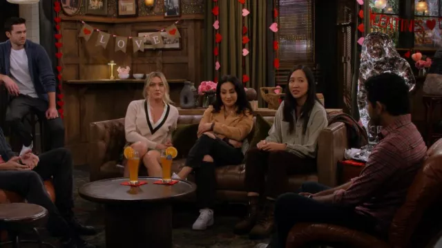Dr Martens Leona Bottes portées par Ellen (Tien Tran) comme on le voit dans How I Met Your Father (S02E07)