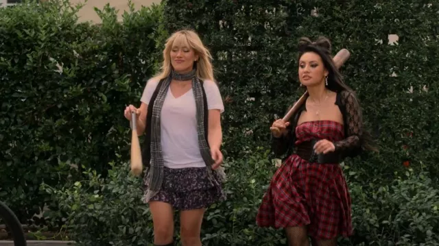 Madewell Whisper Cotton V-Neck Tee worn by Sophie (Hilary Duff) as seen in How I Met Your Father (S02E07)