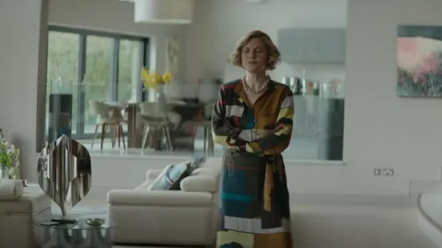 Zara Print­ed Mi­di Dress worn by Alma McHugh (Carolin Stoltz) as seen in Better (S01E04)
