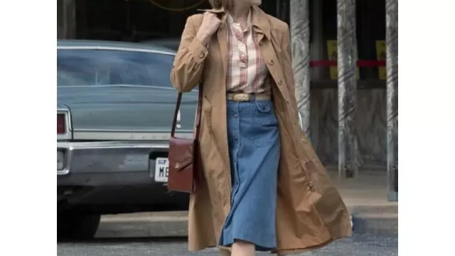 Gabardina usada por Candy Montgomery (Elizabeth Olsen) como se ve en los trajes de la serie de televisión Love & Death (Temporada 1)