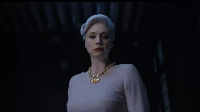 Le collier en or Schiaparelli porté par la Principal Larissa Weems (Gwendoline Christie) dans la série Mercredi (Saison 1 Episode 6)