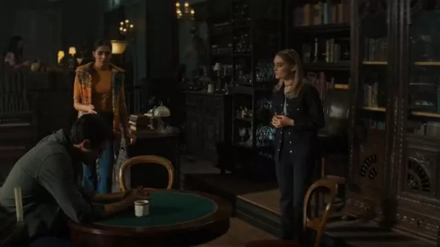 Levi’s Denim Essential Western Shirt porté par Mary Campbell (Meg Donnelly) comme on le voit dans The Winchesters (S01E11)