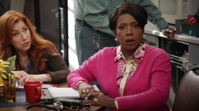 Chemise imprimée Zara Chain portée par Barbara Howard (Sheryl Lee Ralph) vue à Abbott Elementary (S02E18)