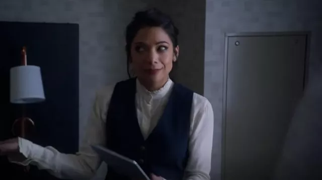 Rag and Bone Jordan Blouse in Ivory worn by Helen (Ginger Gonzaga) as seen in True Lies (S01E02)