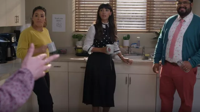 Marc Jacob Pleated Wool Skirt Zip worn by Sam (Hannah Simone) as seen in Not Dead Yet (S01E06)