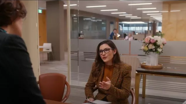 Intermix Not A DB Pagoda Tweed Blazer porté par Susan (Inga Schlingmann) comme on le voit dans So Help Me Todd (S01E15)