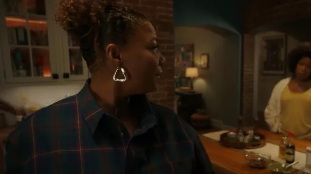 Pendientes de aro triangular Bottega Veneta usados por Robyn McCall (Queen Latifah) como se ve en The Equalizer (S03E11)