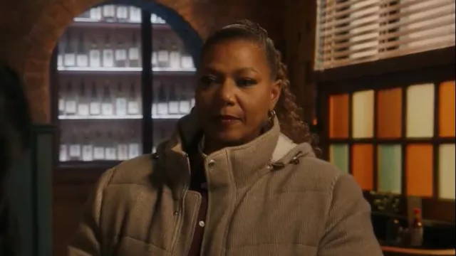 Givenchy G Link Pendientes de dos tonos usados por Robyn McCall (Queen Latifah) como se ve en The Equalizer (S03E11)