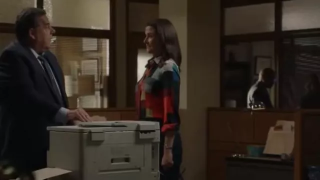 Blusa túnica abstracta Akris usada por Erin Reagan (Bridget Moynahan) como se ve en Blue Bloods (S13E14)