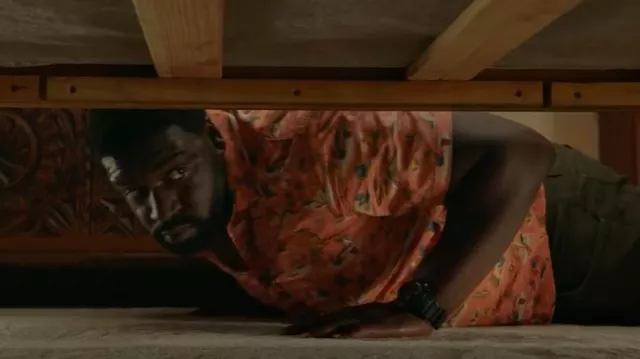 Roberta Oaks Manches courtes BUtton Down porté par TC (Stephen Hill) comme on le voit dans Magnum P.I. (S05E05)