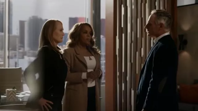 Manteau de pois Tan Express porté par Maxine Roby (Paula Newsome) vu dans CSI: Vegas (S02E16)