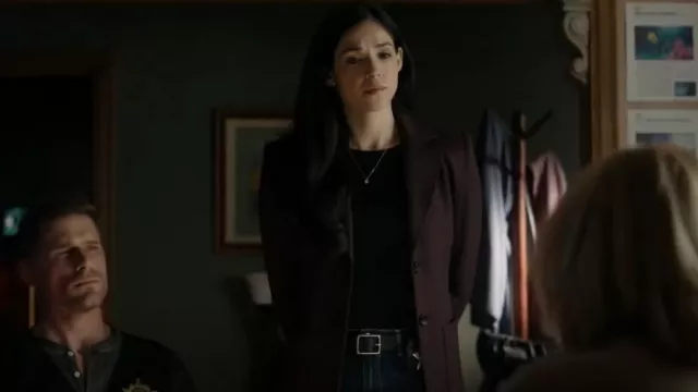 Théorie Carissa Blazer Dans Mulberry porté par la détective Serena Chavez (Ariana Guerra) comme vu dans CSI: Vegas (S02E16)