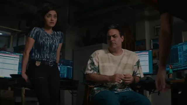 Pantalones ajustados de parque de gran altura Joie usados por Lucy Tara (Yasmine Al-bustami) como se ve en NCIS: Hawai'i (S02E16)