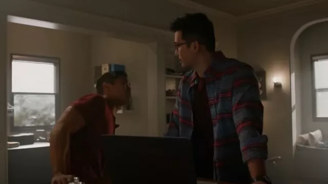 Scotch & Soda Regular Fit porté par Ryan Shen (Jon Prasida) vu dans Kung Fu (S03E11)