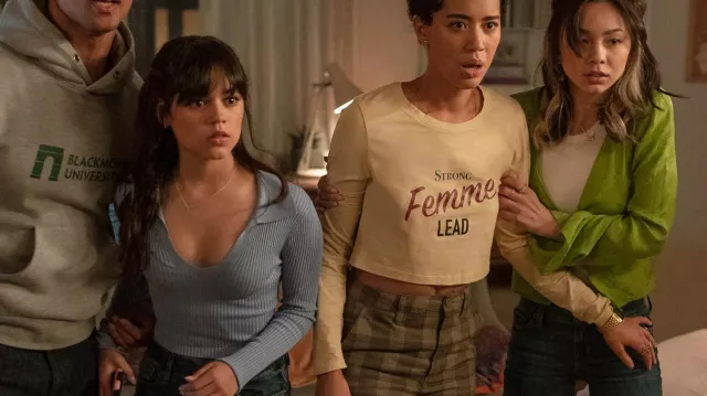 Los pantalones a cuadros Brixton usados por Mindy Meeks-Martin (Jasmin Savoy Brown) en Scream VI