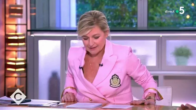 Le blazer rose DMN porté par Anne-Élisabeth Lemoine dans C à Vous du 6 mars 2023