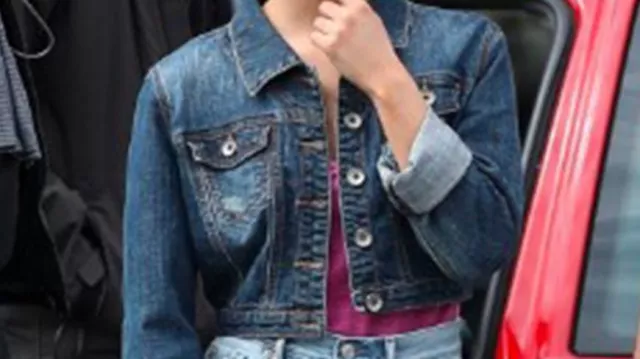 Veste en jean portée par Jenna Ortega sur le tournage du film Finestkind à New Bedford le 27 avril 2022