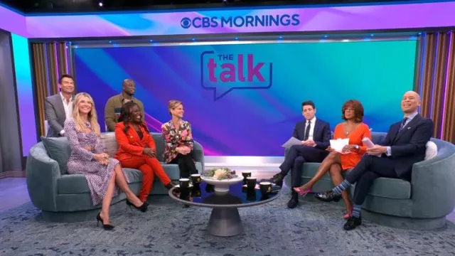 Robe Maje Rave en léopard rose portée par Amanda Kloots comme vu dans CBS Mornings le 7 mars 2023