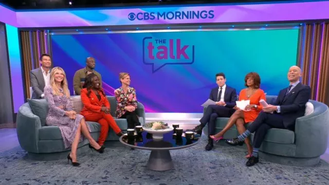 Veronica Beard Honolulu Pantalones en rojo llama usados por Sheryl Underwood como se ve en CBS Mornings el 7 de marzo de 2023