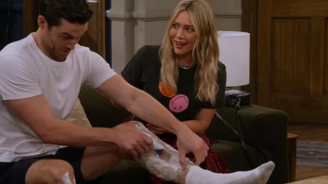 Cotton On Chop Fit Graphic Tee worn by Sophie (Hilary Duff) as seen in How I Met Your Father (S02E08)