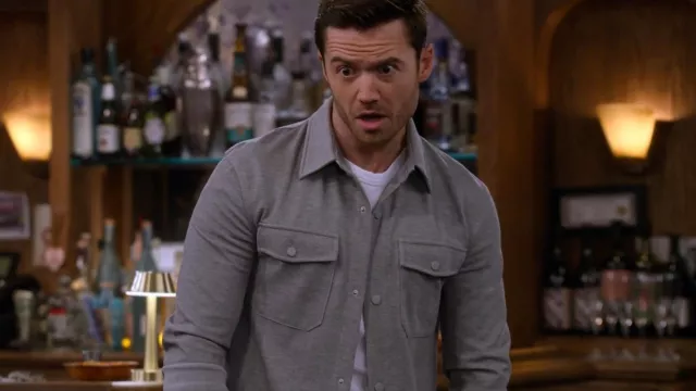 Zara Comfort Overshirt porté par Charlie (Tom Ainsley) vu dans How I Met Your Father (S02E08)