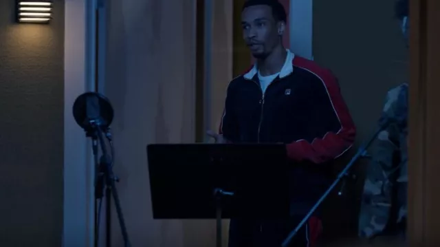 Survêtement de mode Fila Ecru Velour porté par Jamel Irief (JaQwan J. Kelly) vu dans Wu-Tang: An American Saga (S03E01)