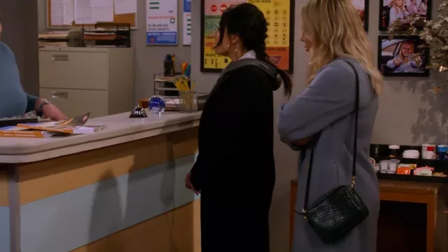 Clare V. Midi Sac worn by Sophie (Hilary Duff) as seen in How I Met Your Father (S02E08)