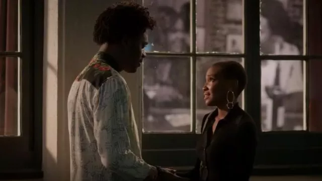 Jw Anderson Chemise à imprimé floral lambrissé portée par Noah Koles (Echo Kellum) vue dans Grand Crew (S02E01)