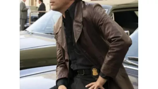 Blazer en cuir marron porté par Moran (Ross McCall) dans la série télévisée The Offer (saison 1 épisode 2)