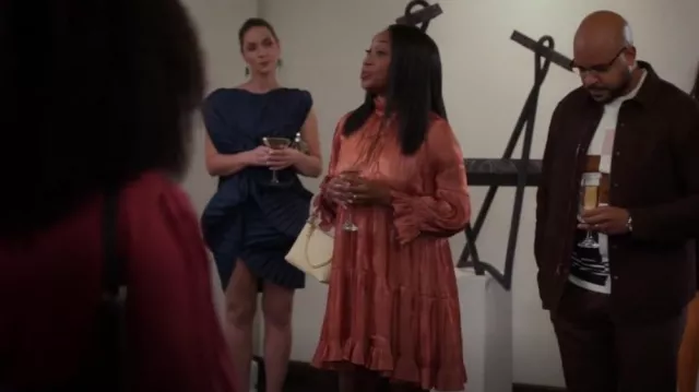 Cinq à Sept Robe Phyllis portée par Kristen (Maya Lynne Robinson) vue dans Grand Crew (S01E10)