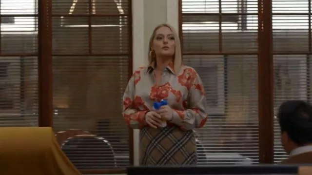 Salvatore Ferragamo Robe chemise sergé en soie imprimée portée par Lexi (Lauren Ash) vue dans Not Dead Yet (S01E07)