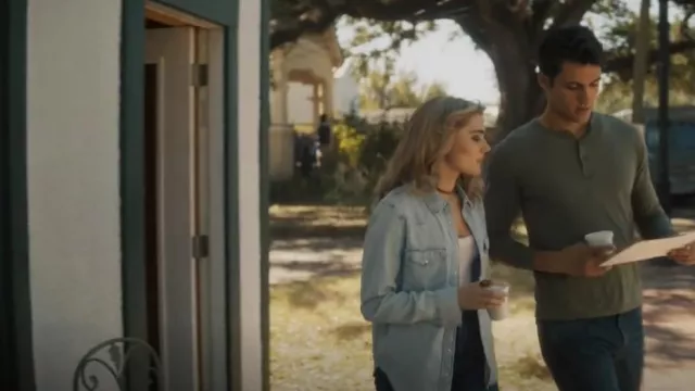 Levi's Snap But­ton Shirt Women worn by Mary Campbell (Meg Donnelly) as seen in The Winchesters (S01E09)