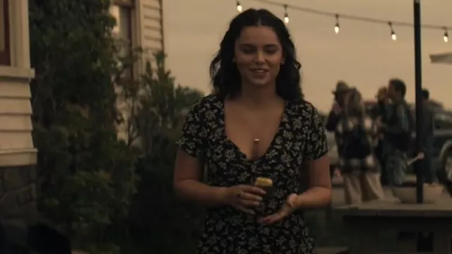 Mini robe discrète de la RVCA portée par Sarah Cushing (Inde Navarrette) vue dans Superman & Lois (S03E01)
