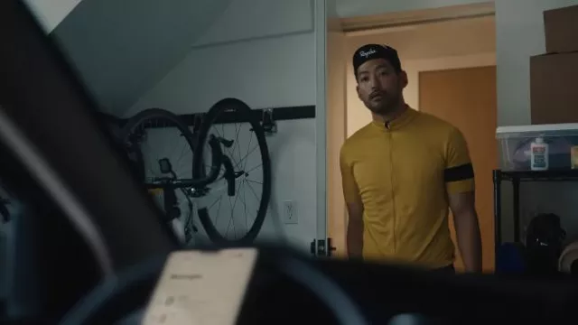 Gorra de ciclismo Rapha usada por George Nakai (Joseph Lee) como se ve en el vestuario de la serie de televisión Beef (Temporada 1 Episodio 1)