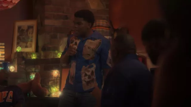 Givenchy Boxy Fit Short Sleeve Shirt View Size Guide porté par Big Brother Big Boy (Spence Moore II) comme on le voit dans grown-ish (S05E18)