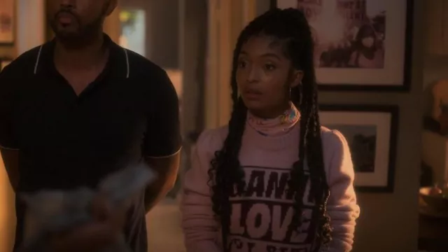 Pull Ganni Love Club porté par Zoey Johnson (Yara Shahidi) vu dans grown-ish (S05E18)