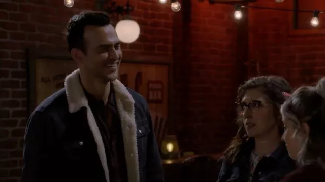 Veste Faherty Timberline portée par Max (Cheyenne Jackson) vue dans Call Me Kat (S03E18)