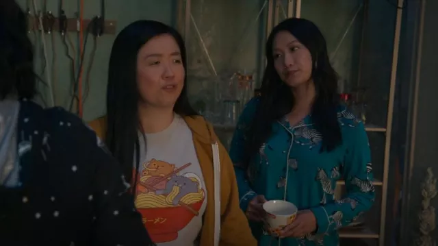 Chelsea Peers Jersey Revere Top And Trouser Pyjama Set porté par Sumi (Kara Wang) comme on le voit dans Good Trouble (S05E01)