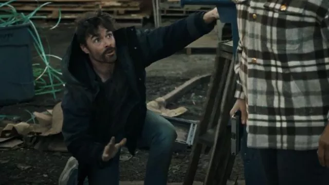 J.CREW Manteau enduit garni de shearling et de coton en velours côtelé porté par Roy (Corey Cott) comme on le voit dans The Equalizer (S03E12)
