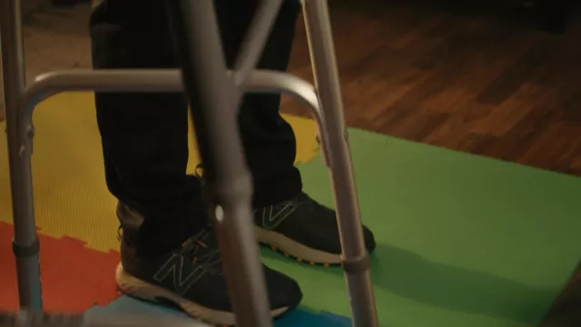 Chaussures de trail Running New Balance portées par Clay Spenser (Max Thieriot) dans la série télévisée SEAL Team (saison 6 épisode 2)