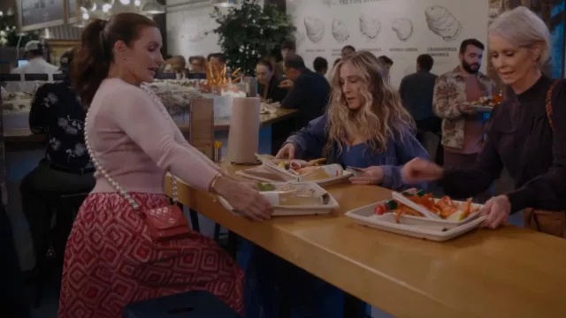 Eliza Christoph Njeri Jupe rose Geo portée par Charlotte York (Kristin Davis) comme on le voit dans And Just Like That... (S01E08)