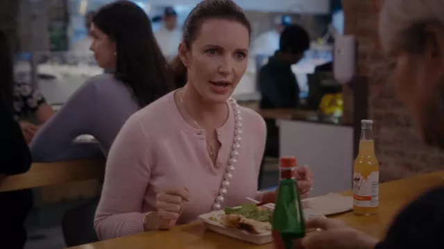 Bracelet de rêve Foundrae porté par Charlotte York (Kristin Davis) comme on le voit dans And Just Like That... (S01E08)