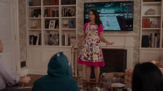 Nathalie Lete Helena Tablier porté par Charlotte York (Kristin Davis) comme on le voit dans And Just Like That... (S01E05)